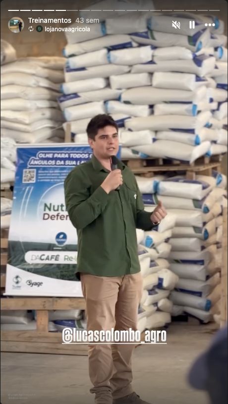 Lucas Colombo conduzindo uma apresentação para profissionais do agronegócio.