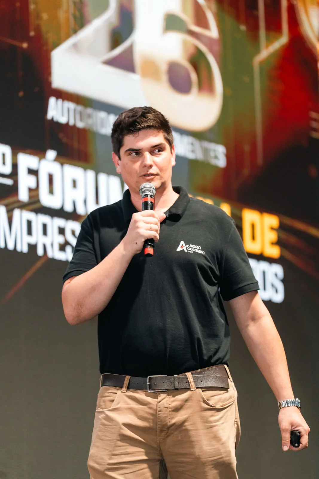 Lucas Colombo apresentando uma palestra com microfone no 1º Fórum Shull de Empresários Sementeiros